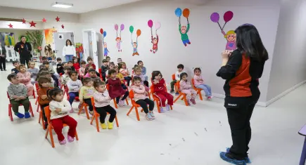 Buca’da miniklere uygulamalı deprem tatbikatı