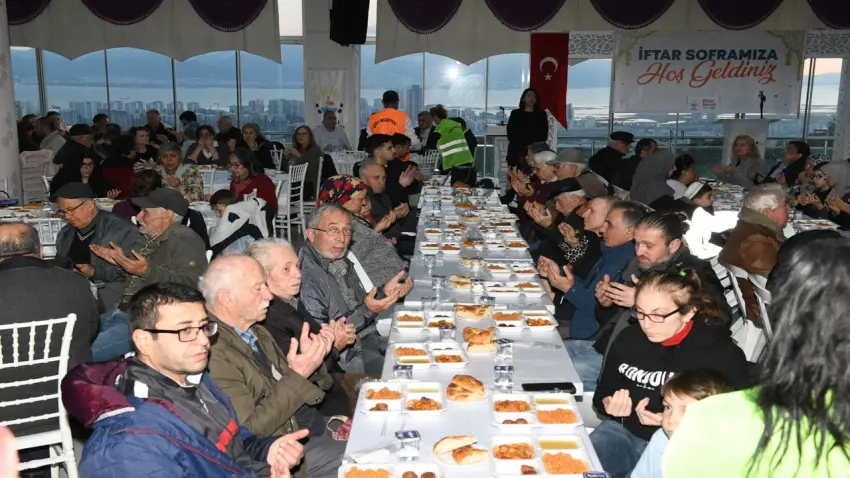 Çiğli’de Ramazan sofraları vatandaşlarla buluşuyor haberinin görseli