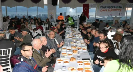 Çiğli’de Ramazan sofraları vatandaşlarla buluşuyor