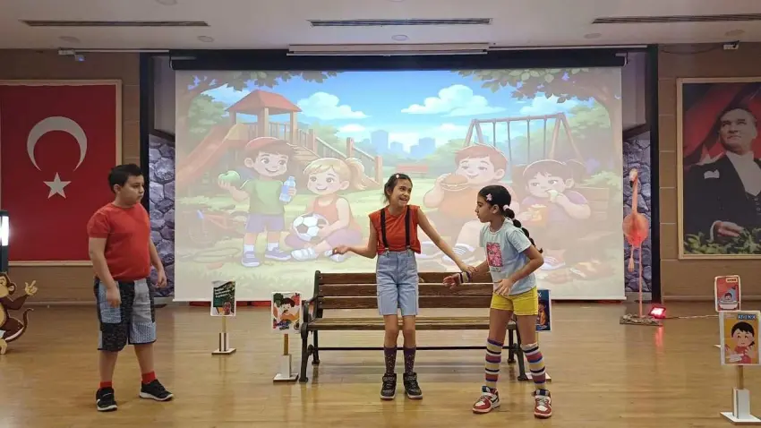 Çiğli’de tiyatroyla miniklere sağlık ve çevre bilinci haberinin görseli