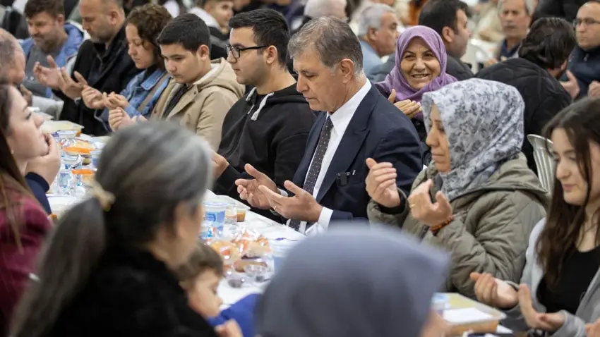 İzmir Büyükşehir Belediyesi’nin iftar sofrası Menderes’te kuruldu haberinin görseli
