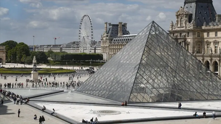 Louvre’da skandal zinciri istifa getirdi: Müze Müdürü Des Cars görevi bıraktı!
