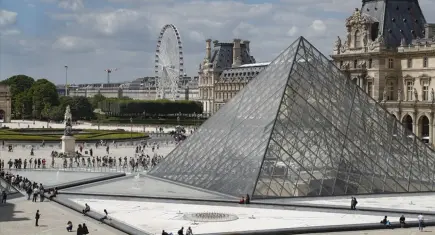 Louvre’da skandal zinciri istifa getirdi: Müze Müdürü Des Cars görevi bıraktı!