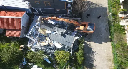 Seferihisar’da kaçak yapı operasyonu: 11 yapının yıkımına başlandı