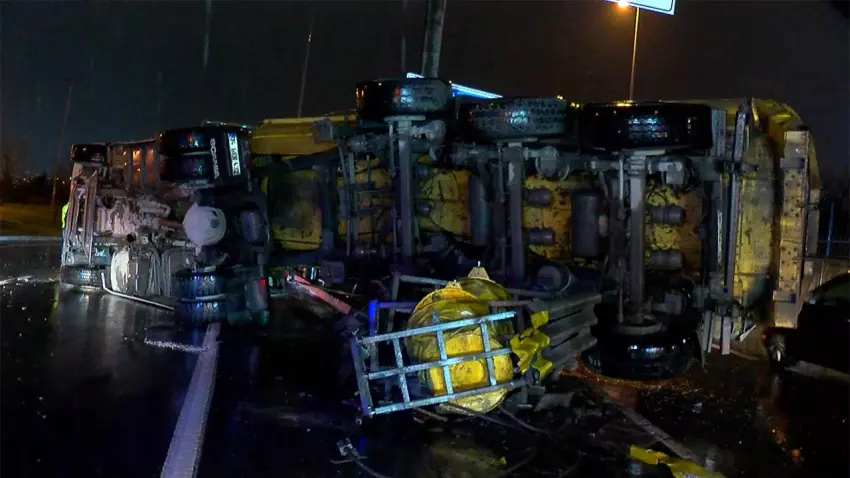 İstanbul’da kaza üstüne kaza: Yardım etmek için aracından inen sürücüye otomobil çarptı haberinin görseli