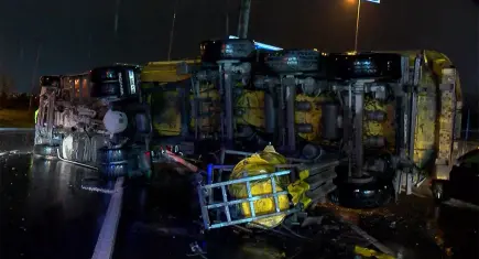İstanbul’da kaza üstüne kaza: Yardım etmek için aracından inen sürücüye otomobil çarptı