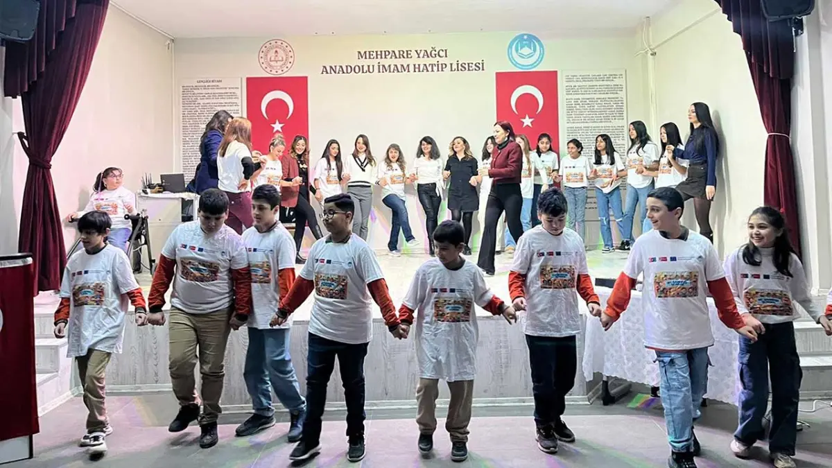 İtalyan öğretmenler zeybek oynayıp, horonu deneyimledi görseli