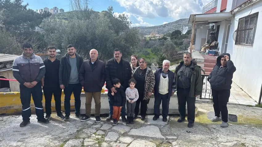 İzmir’de toprak kayması: Tahliye edilen apartmanın sakinleri çözüm bekliyor haberinin görseli