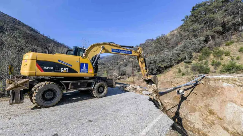 Ödemiş’te heyelan nedeniyle çöken yol onarılıyor haberinin görseli