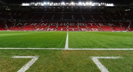 Old Trafford’da iftar coşkusu: Mazraoui taraftarlarla buluştu