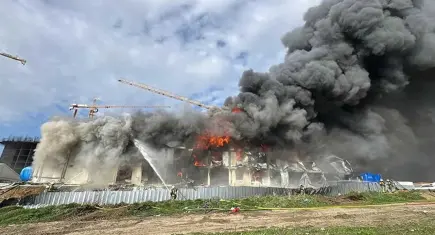Tuzla’da korkutan şantiye yangını: İşçi konteynerleri alev alev yandı