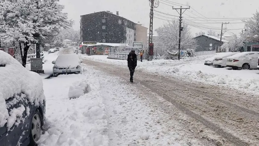 Anadolu beyaza teslim: 432 köy yolu kapandı haberinin görseli