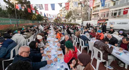 Büyükşehir’in iftar sofrası Karşıyaka’da kuruldu