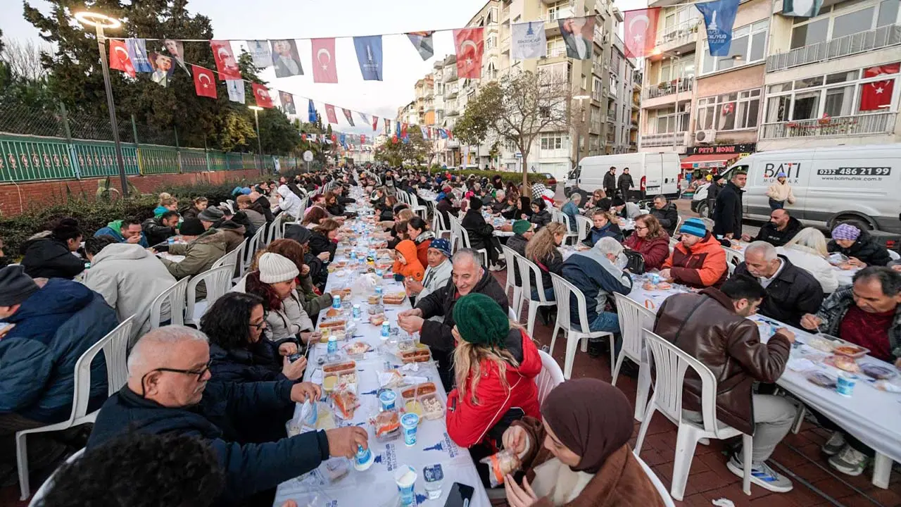Büyükşehir’in iftar sofrası Karşıyaka’da kuruldu