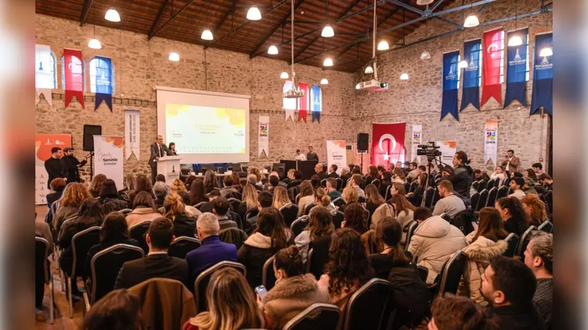 “İzmir Seninle” gençleri iş dünyasıyla buluştu haberinin görseli