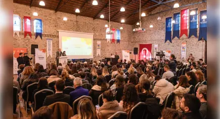 “İzmir Seninle” gençleri iş dünyasıyla buluştu