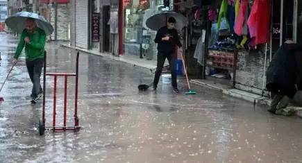 Kaya’dan altyapı çıkışı: Gökten nimet yağıyor, İzmir’de afete dönüşüyor