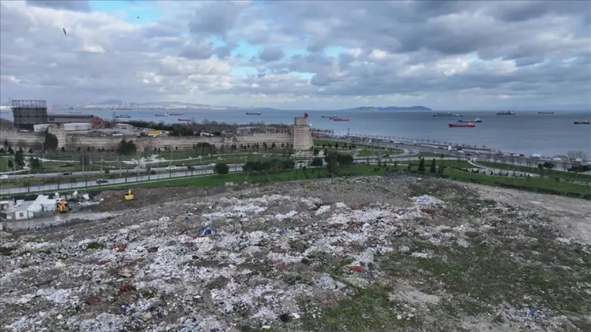 Kazlıçeşme Meydanı'nda moloz kirliliği: Miting alanı çöplüğe döndü  haberinin görseli