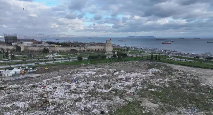 Kazlıçeşme Meydanı'nda moloz kirliliği: Miting alanı çöplüğe döndü 