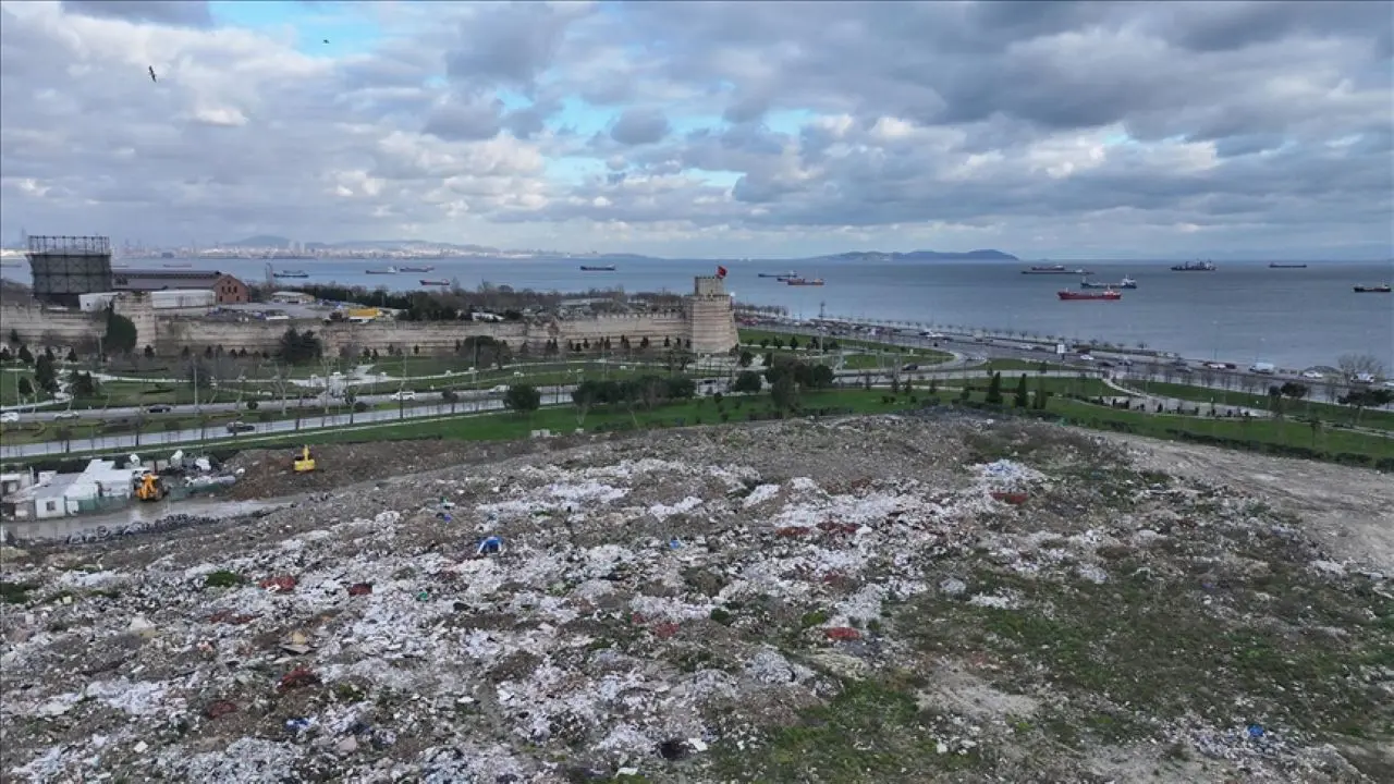 Kazlıçeşme Meydanı'nda moloz kirliliği: Miting alanı çöplüğe döndü 