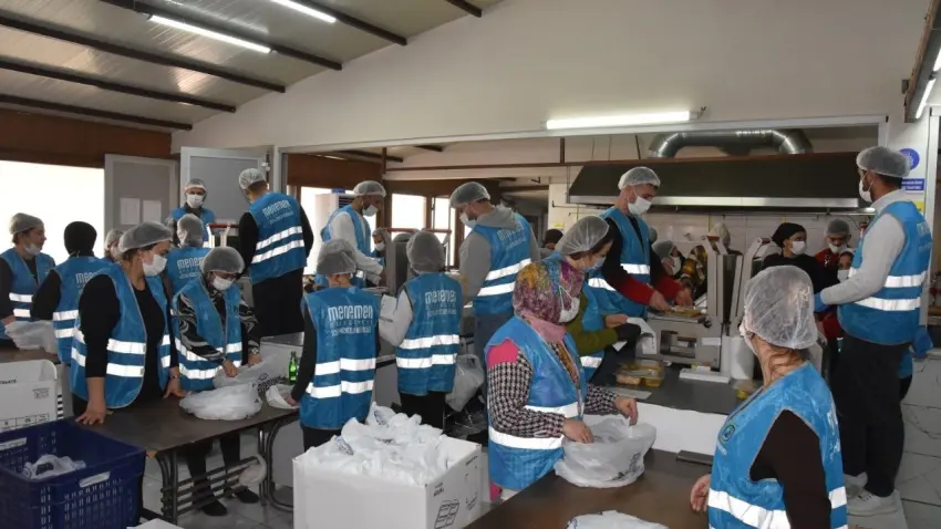 Menemen Belediyesi Ramazan’da günlük 10 bin kişiye sıcak yemek ulaştırıyor haberinin görseli