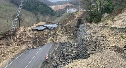 Tokat yolunda heyelan: 300 metrelik yol çöktü