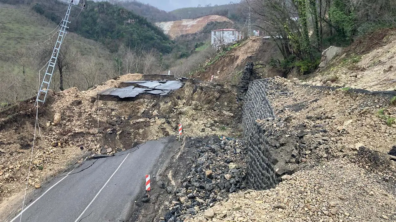 Tokat yolunda heyelan: 300 metrelik yol çöktü