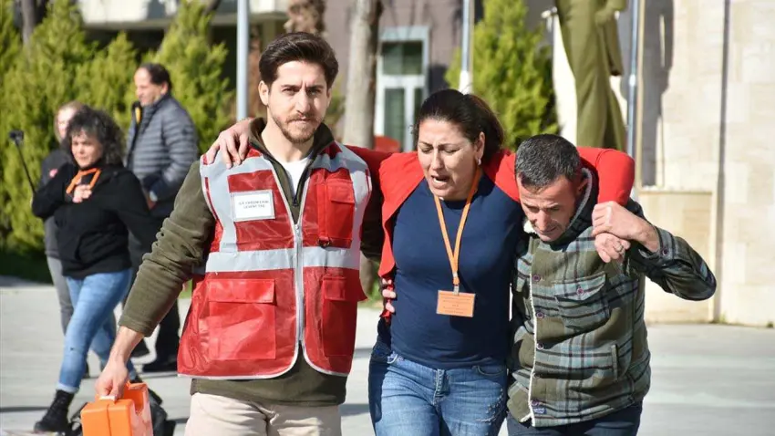 İzmir Bölge Adliyesi’nde şüpheli paket senaryosu gerçeği aratmadı haberinin görseli