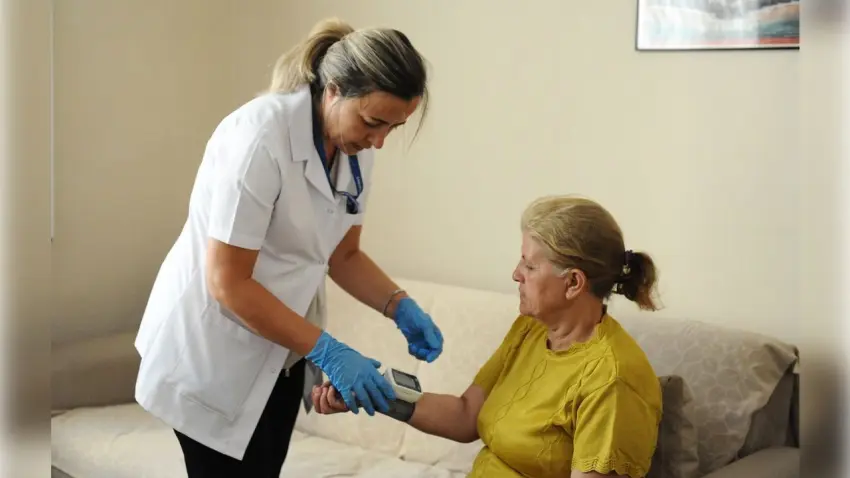 Karşıyaka Belediyesi’nden evde sağlık ve temizlik desteği haberinin görseli