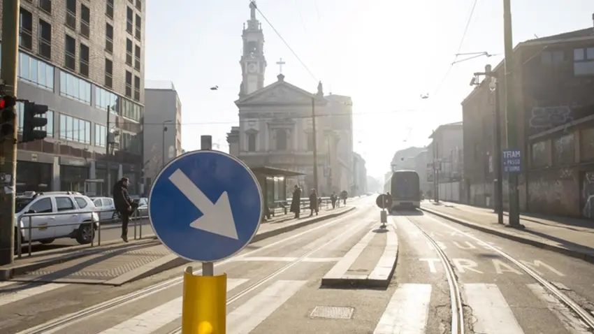 Milano'da tramvay dehşeti: Raydan çıkan araç dükkana girerek durabildi haberinin görseli