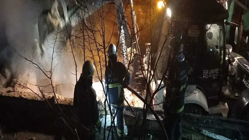 Samanlıktan çıkan alevler ahırı küle çevirdi: 25 hayvan telef oldu haberinin görseli