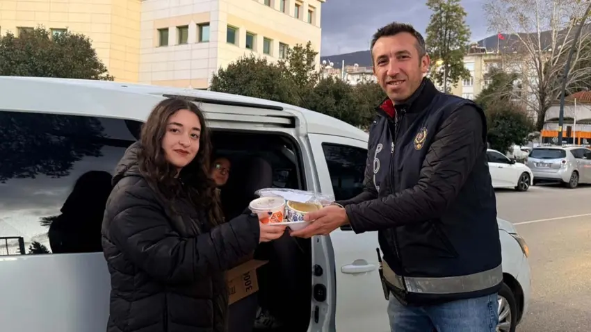 Tire’de öğrencilerden emniyet personeline iftar kumanyası haberinin görseli