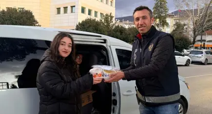 Tire’de öğrencilerden emniyet personeline iftar kumanyası