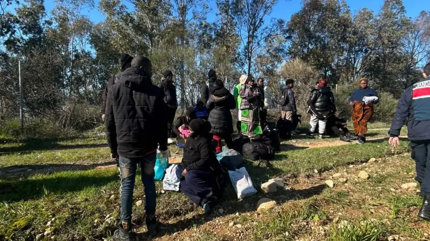 Banker Bilo filmi gerçek oldu: 30 kaçak göçmeni ‘Bu dağın arkası İstanbul’ diyerek Aydın’da bıraktılar haberinin görseli