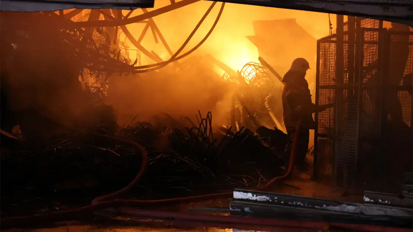 İzmir’de mobilya atölyesinde yangın: Alevler iş yerlerine ve depolara sıçradı! haberinin görseli