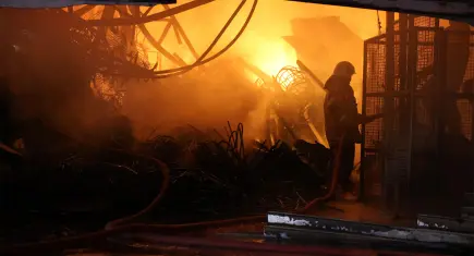 İzmir’de mobilya atölyesinde yangın: Alevler iş yerlerine ve depolara sıçradı!