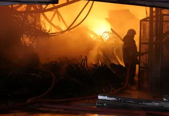 İzmir’de mobilya atölyesinde yangın: Alevler iş yerlerine ve depolara sıçradı!