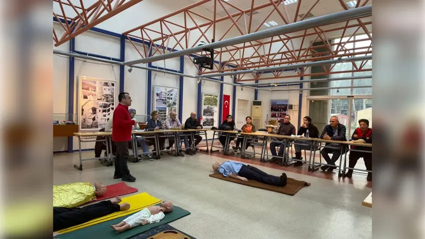 Karşıyaka Afet Gönüllüleri Eğitimlerle Hazırlıklarını Sürdürüyor haberinin görseli