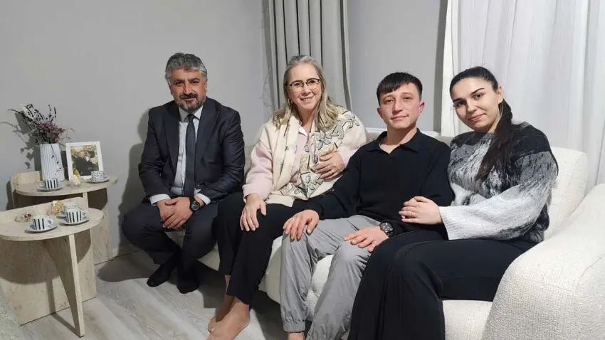 Milletvekili Çankırı’dan Bornova’da yeni evli çifte ziyaret  haberinin görseli