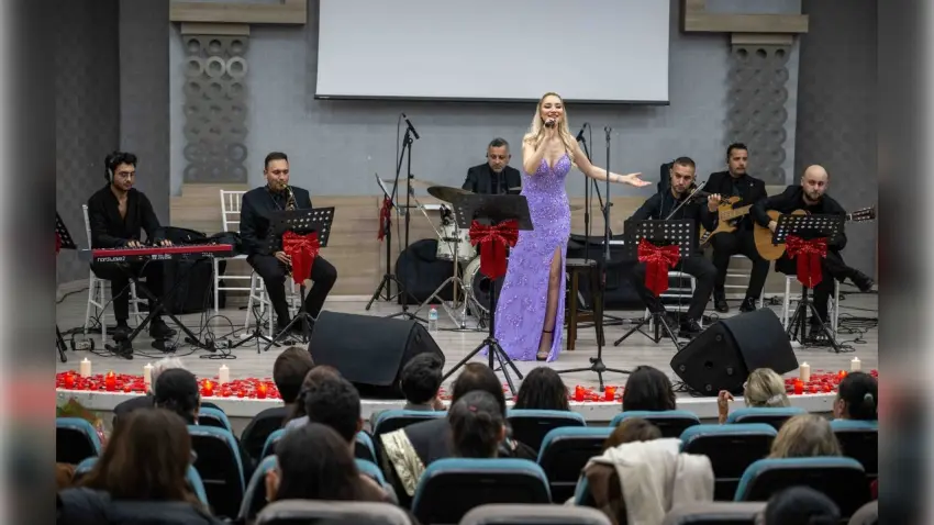 Bornova’da Demet Aslan’la “Bir Kalp Bin Hikâye” rüzgârı haberinin görseli