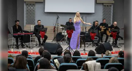 Bornova’da Demet Aslan’la “Bir Kalp Bin Hikâye” rüzgârı