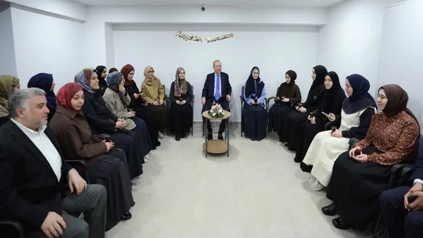  Cumhurbaşkanı Erdoğan’dan kız öğrenci yurduna ziyaret haberinin görseli