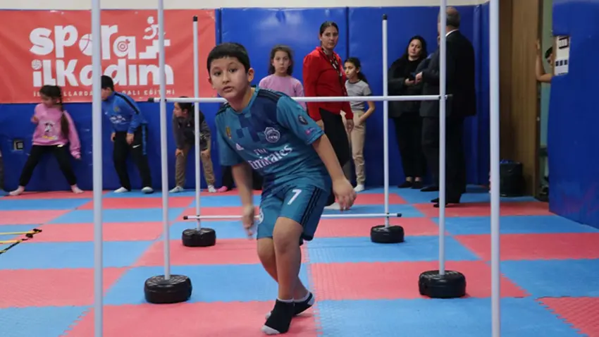 Depremzede ilkokul öğrencileri spora adım atıyor haberinin görseli