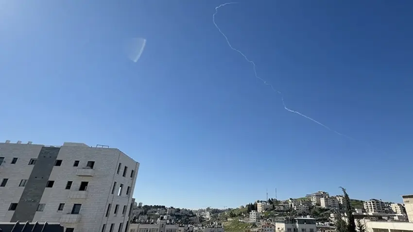 İran devrim muhafızları, bölgedeki ABD ve İsrail üslerini vurdu haberinin görseli