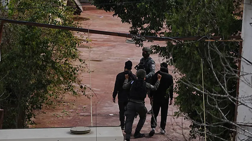 İsrail 24 Filistinliyi gözaltına aldı haberinin görseli