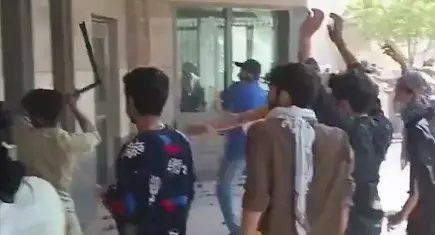 Karaçi’de ABD Konsolosluğu’na Giriş Girişimi