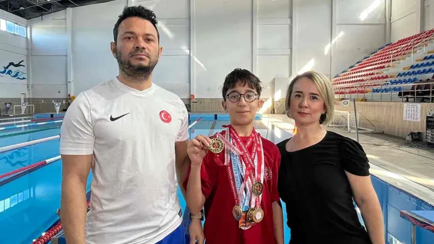 Kayra, yüzme hocası ve annesi