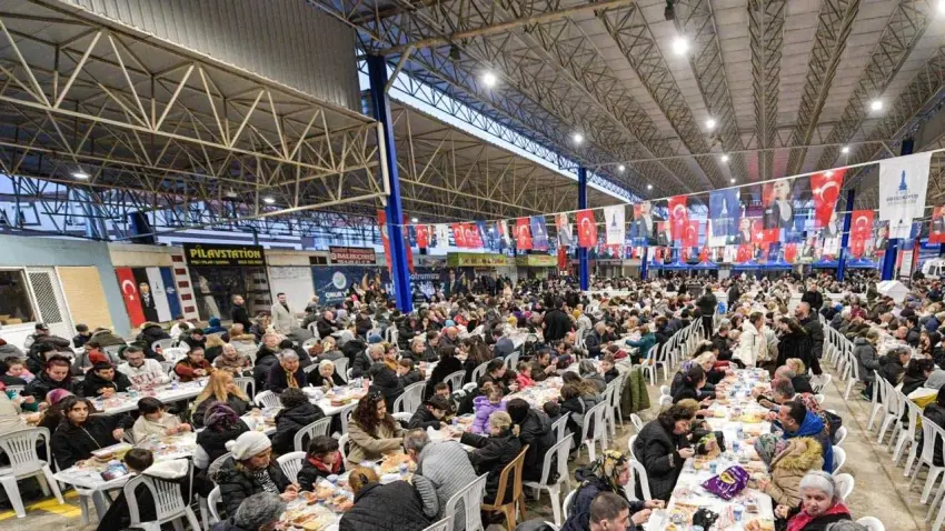 Balçova’da bereket sofrası: Binlerce İzmirli iftarda buluştu haberinin görseli