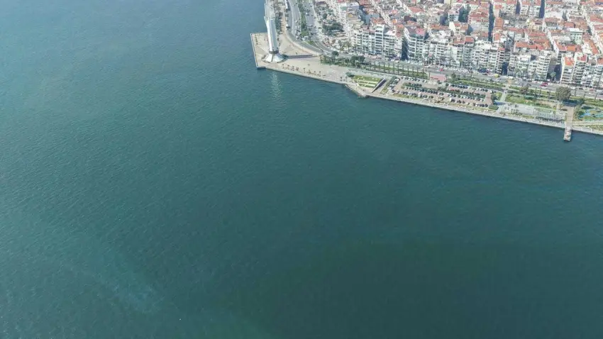 Başkan Tugay’dan körfez isyanı: Hem denetlemiyorsunuz hem yetki vermiyorsunuz! haberinin görseli