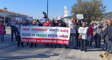 Foça’da ABD protestosu